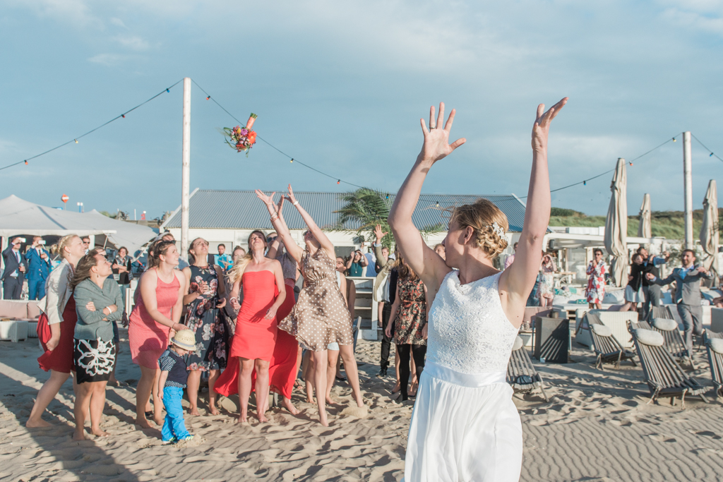 Throwing the bouquet: Beach wedding photography The hague