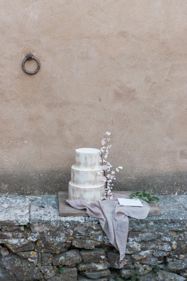 Pastel wedding cake by Tuscan wedding cakes, styled by honey and cinnamon wed in Tuscany in Italy