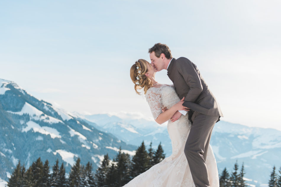 Bruidspaar op een epic bruiloft in Oostenrijk op een top van een berg