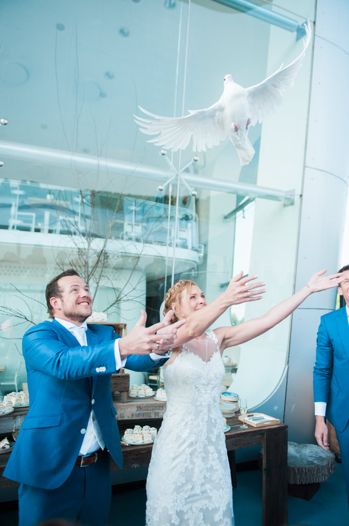Wedding photography of flying doves at Restaurant Vork & Mes in Hoofddorp