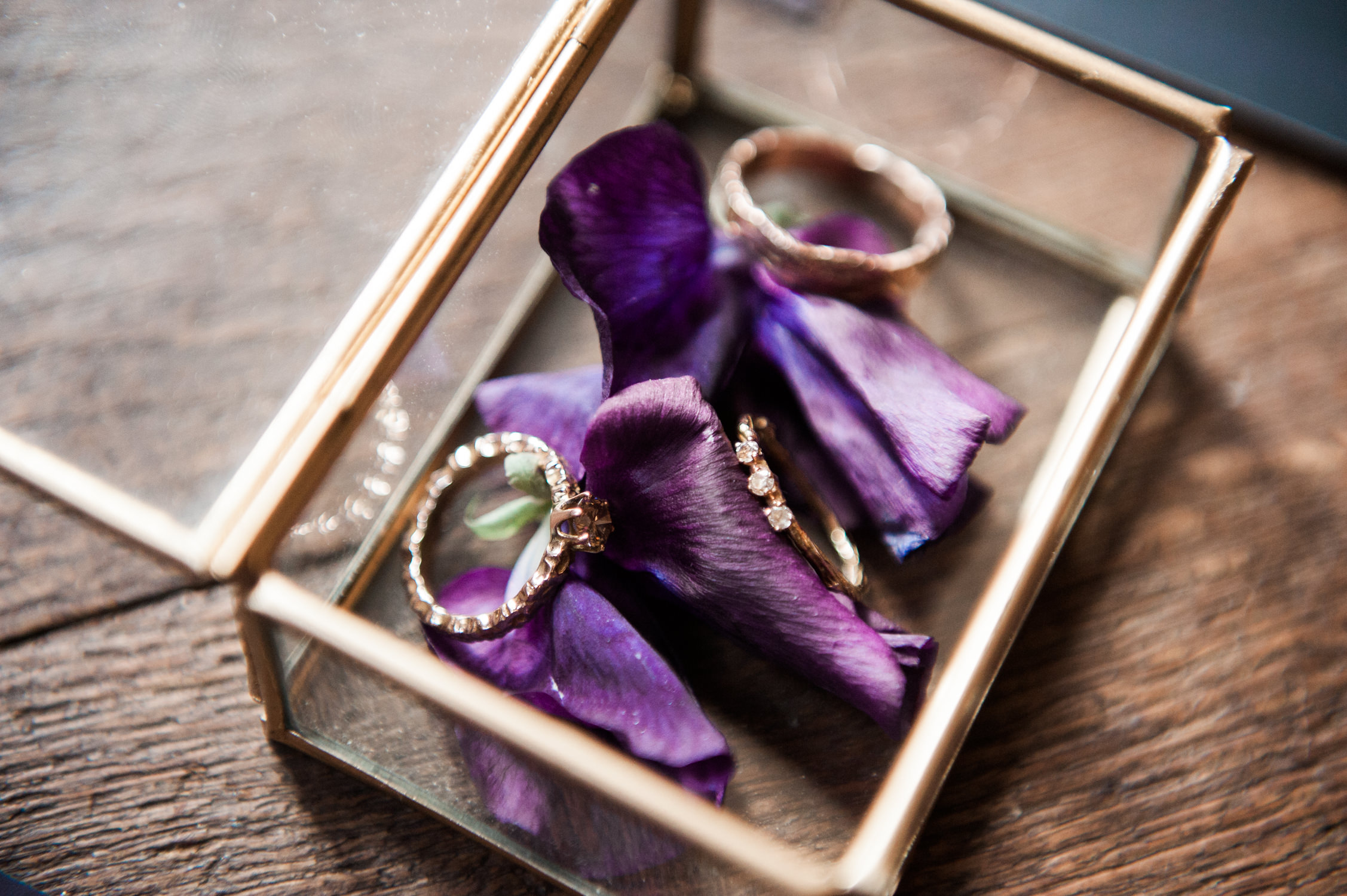 Wedding rings by Nadine Kit Jewellery captured by a wedding photographer in France