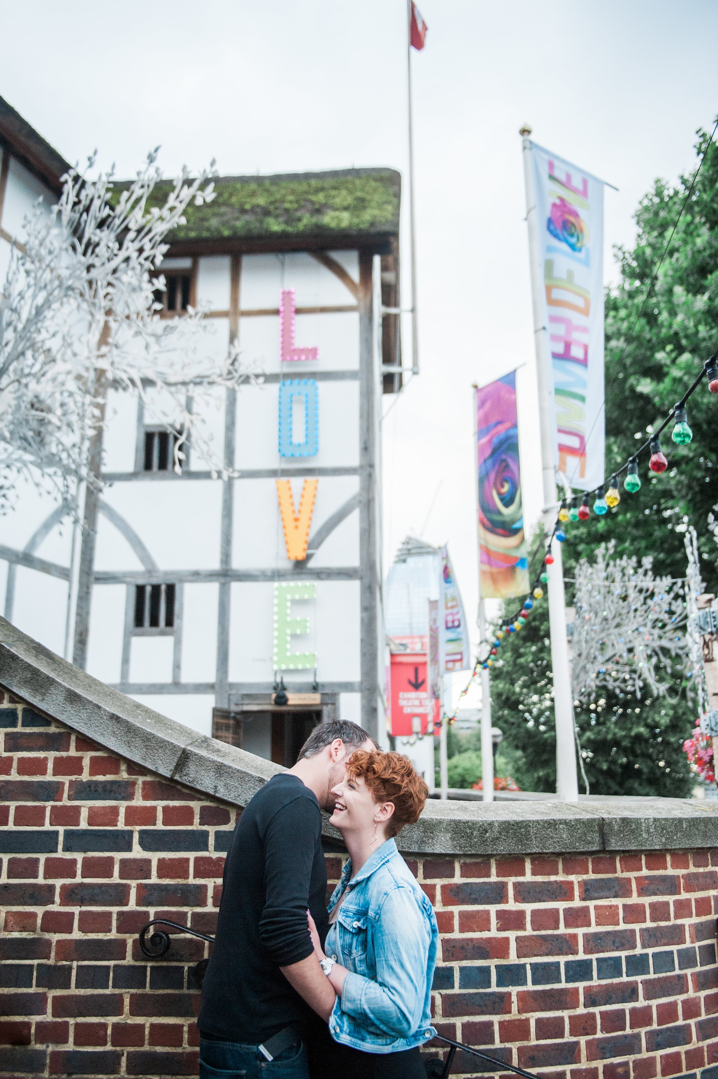 Love shoot in front of Shakespeare's The Globe