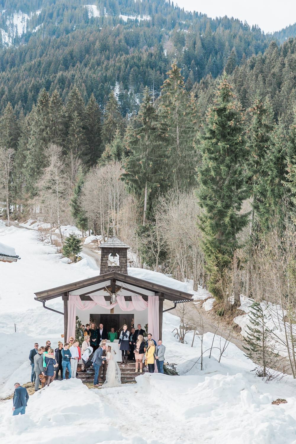 Outdoor ceremony in a winter setting in Westendorf