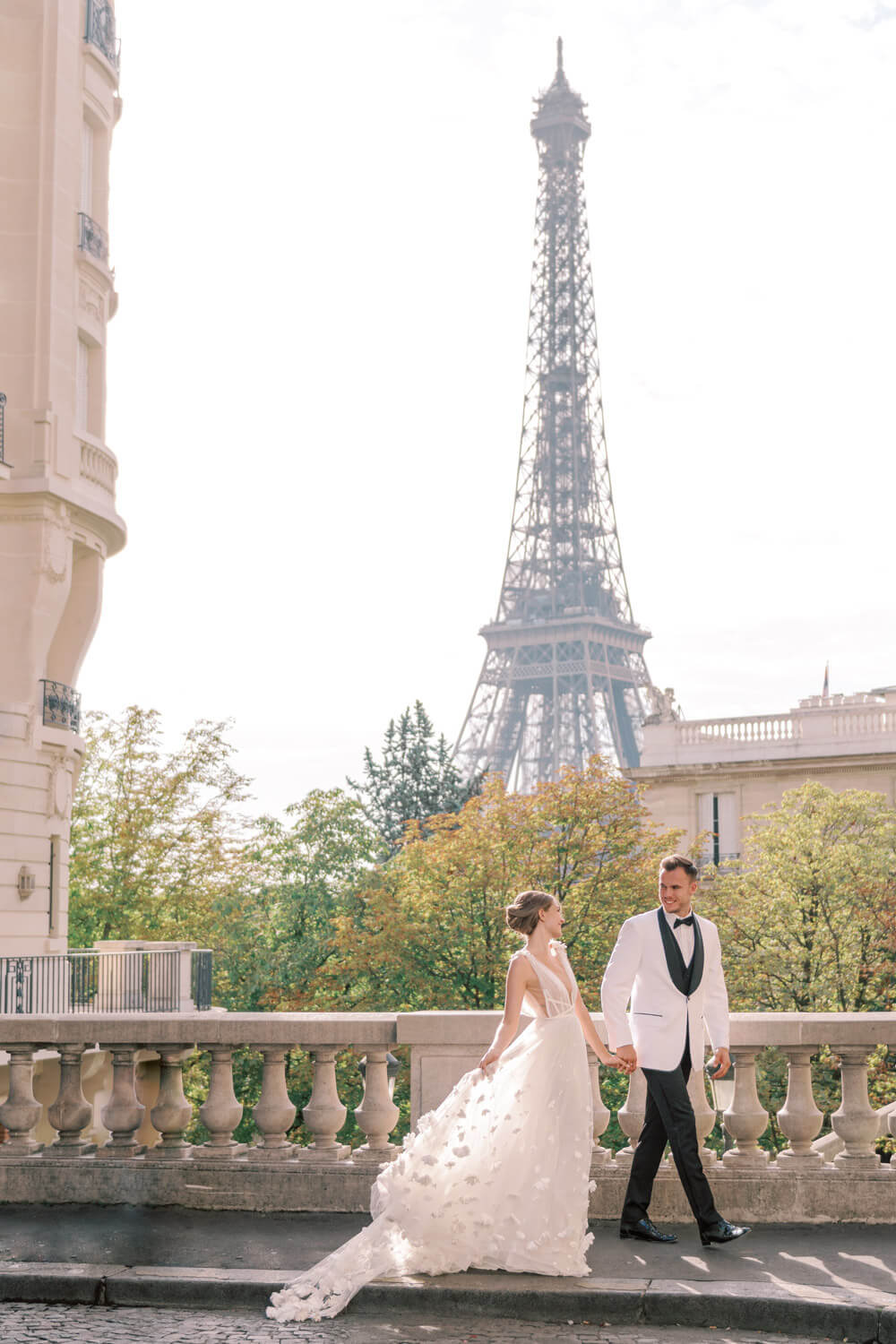 Een bruidspaar eloped in Parijs