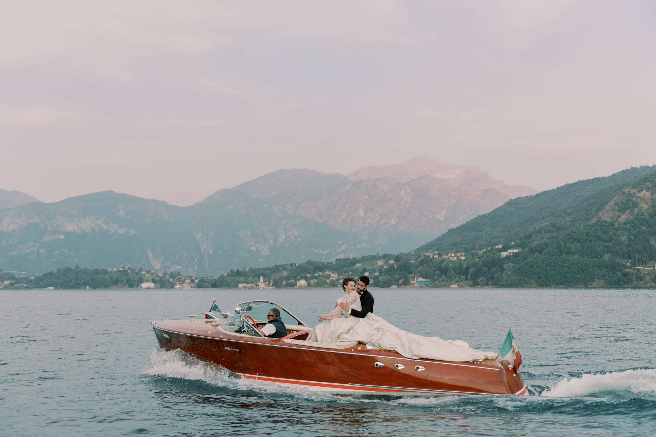 Een man en vrouw elopen op een bootje op het Como meer in Italie.  Maar wat is het en hoe vertaal je elopement?